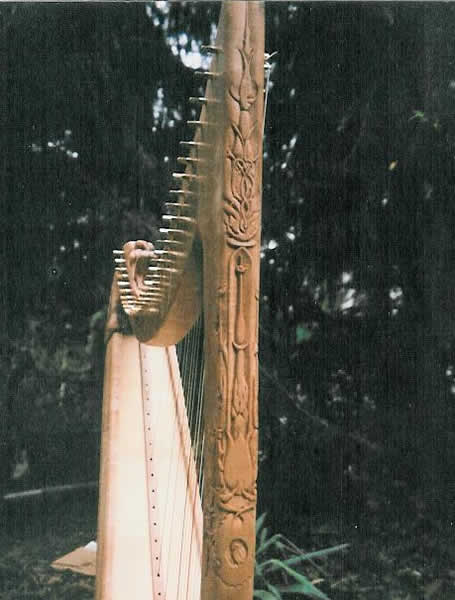Harfe Montségur mit Schnitzerei Paradiesbrunnen